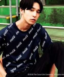 総柄ロゴTシャツ４